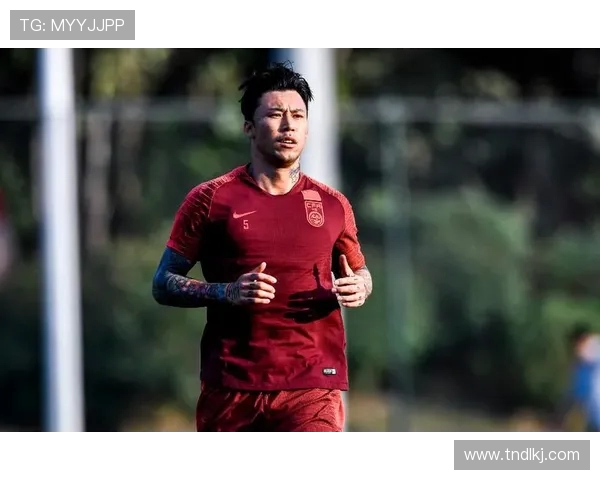 张琳芃坚守绿茵展现中国足球老将风采引领年轻球员奋勇前行 张琳芃坚守绿茵展现中国足球老将风采引领年轻球员奋勇前行