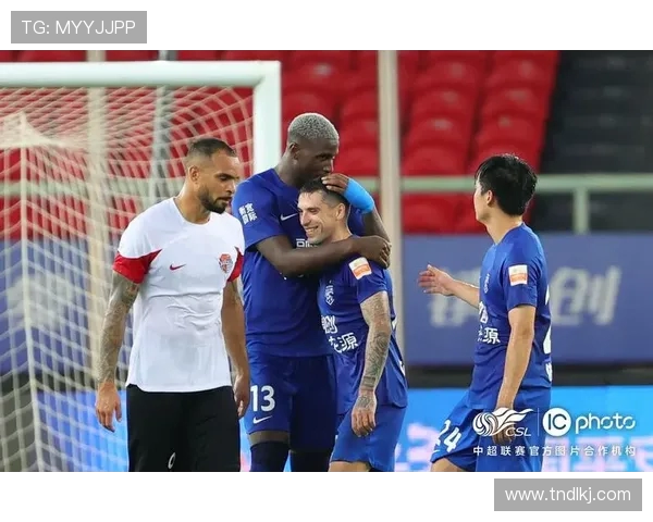 武汉三镇激战全城 球迷热情高涨共迎本赛季巅峰对决 武汉三镇激战全城 球迷热情高涨共迎本赛季巅峰对决